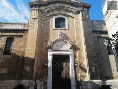 Il tempio ci appare con la sua settecentesca facciata scura in tufo in parte eroso dall�aria salmastra del vicino Adriatico